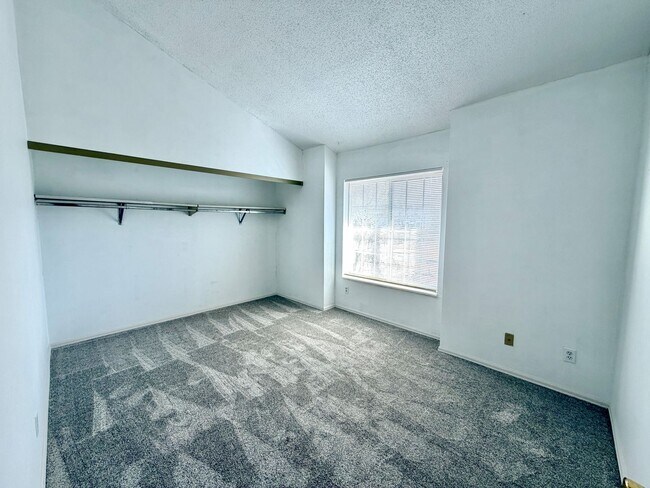 Building Photo - Peaceful Condo Retreat - Pet Friendly & Well Located