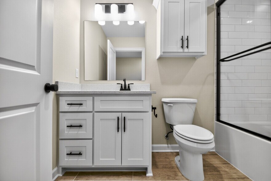 Building Photo - 201 E 17th St