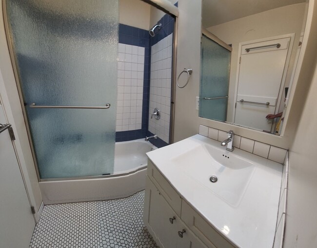 Building Photo - Large 5 Bedroom Home close to Poly Campus!!