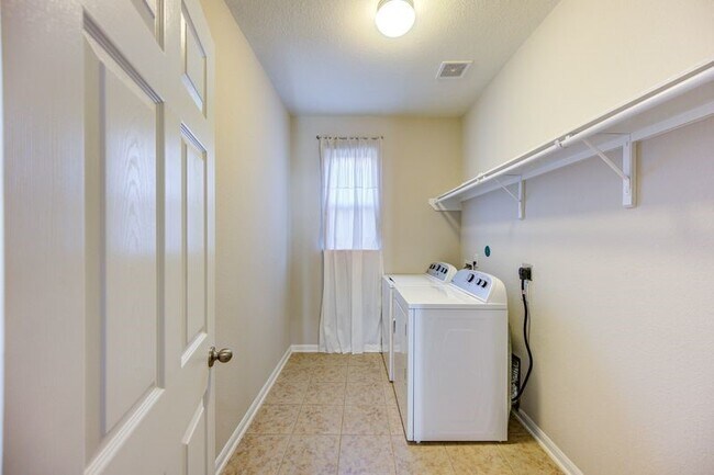 Building Photo - 5918 Rivergrove Bend Dr