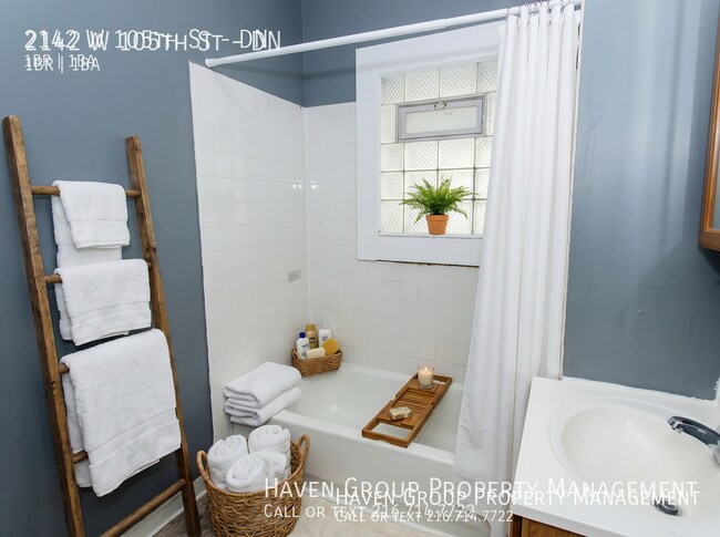 Building Photo - 2142 W 105th St