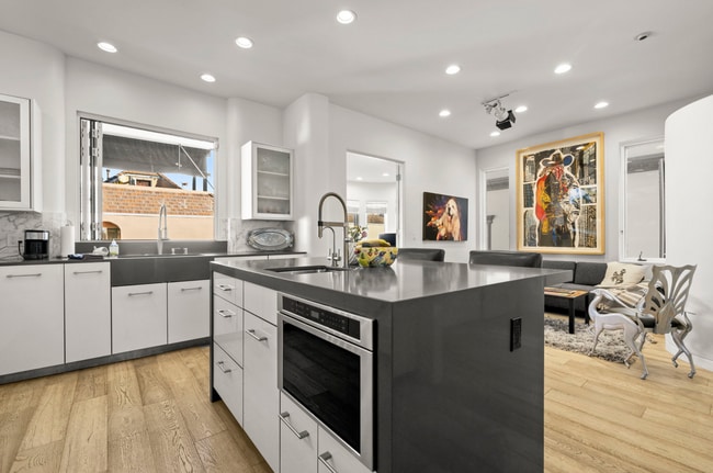 Building Photo - 120 Mast Mall