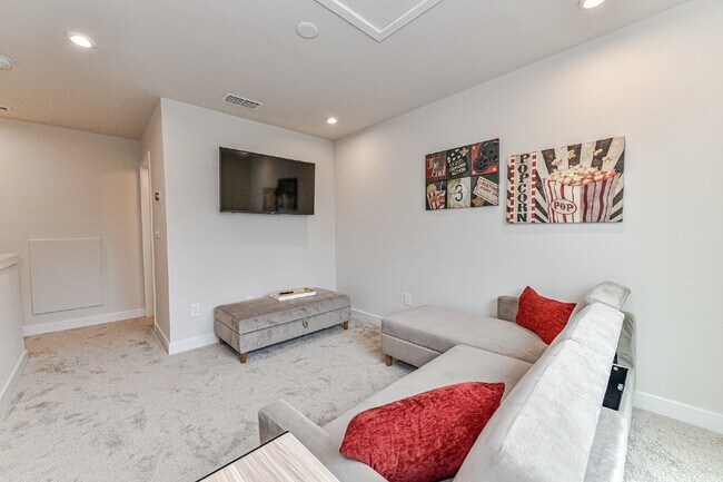 Building Photo - Stunning 3-bedroom, 4.5-bath townhome nest...