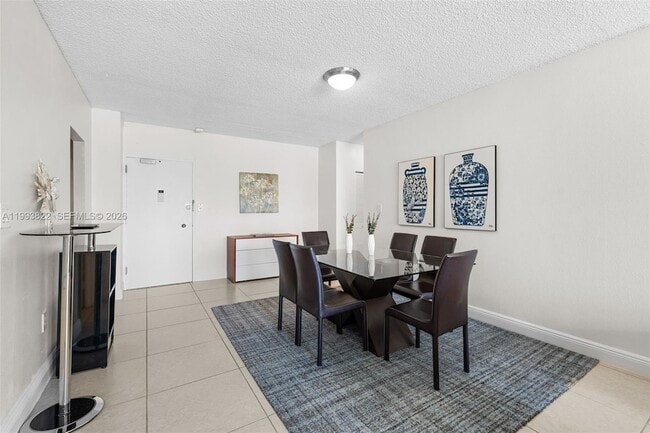 Building Photo - 500 Bayview Dr