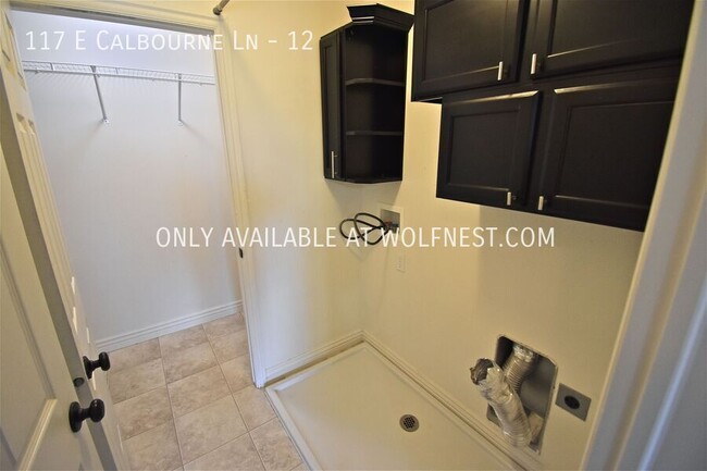 Building Photo - Stunning 3 Bed Sandy Condo! No Deposit Opt...