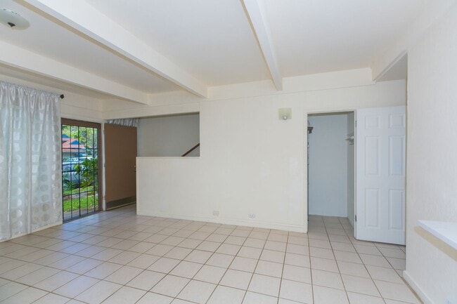 Building Photo - Tropic Garden Townhouse 2b1.5b1pkg
