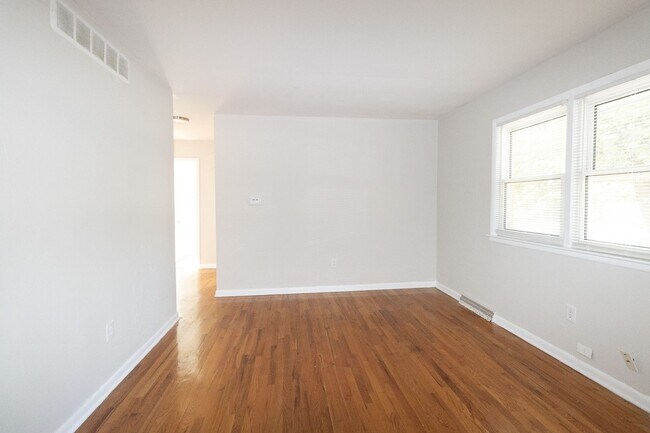 Building Photo - 2804 Isherwood Dr