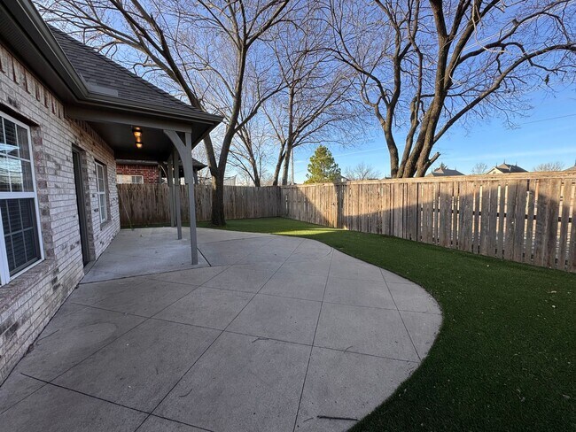 Building Photo - Immaculate 4 bedroom 2 bath in Jenks!