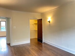Building Photo - Large One Bedroom in Andersonville
