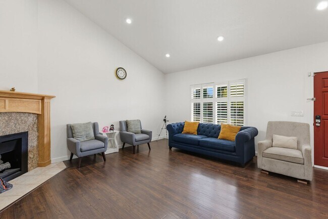 Building Photo - Welcome to elegant living in the heart of ...