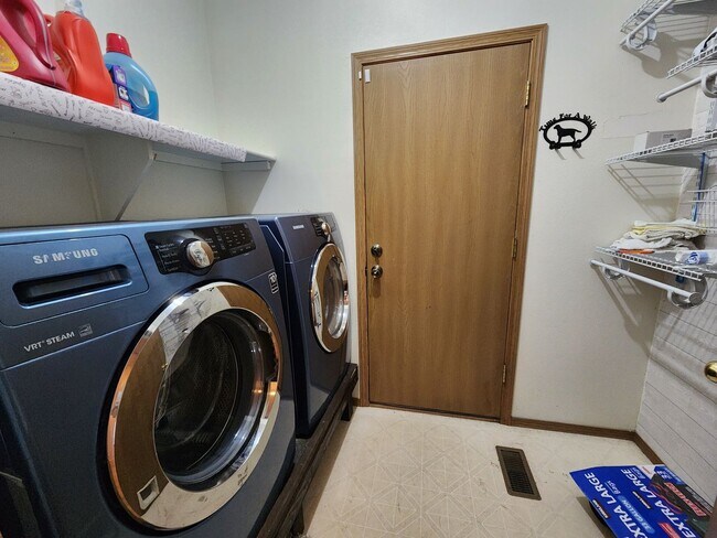 Building Photo - Amazing Two-Story Stetson Hills Home