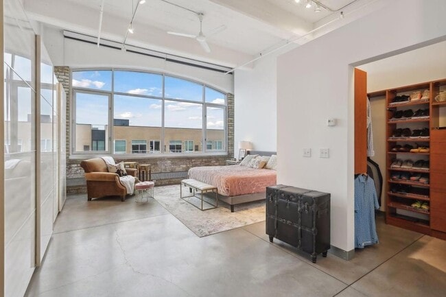 Building Photo - 700 N Washington Ave