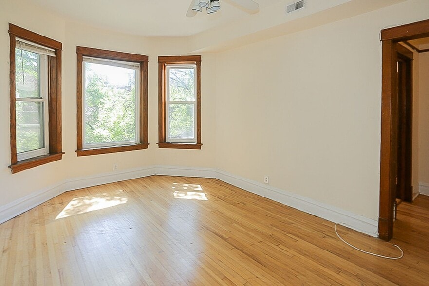 Building Photo - 3820 N Sheffield Ave