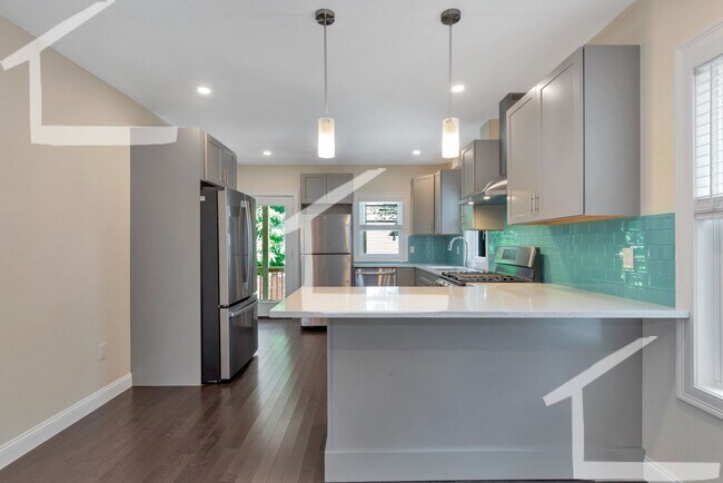 Building Photo - Huge 5 bed in Medford