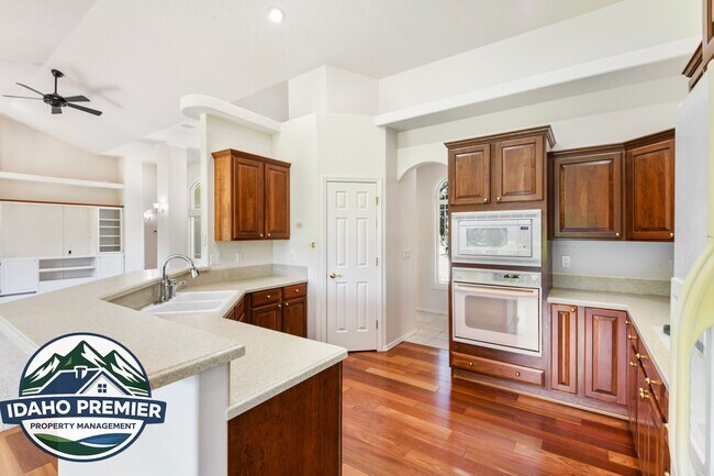 Building Photo - 418 E Trailside Dr