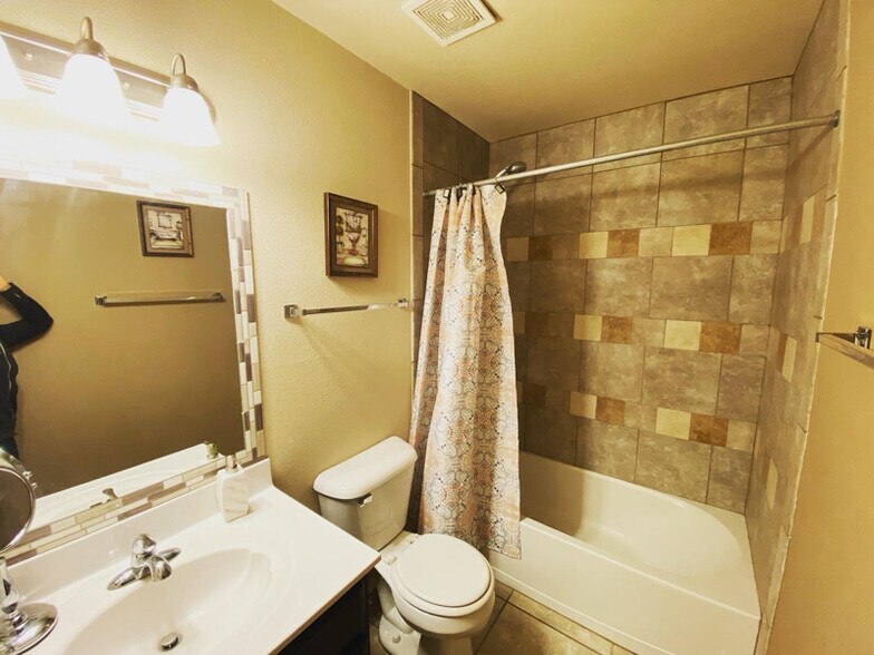 Building Photo - 10053 Paloma Dr