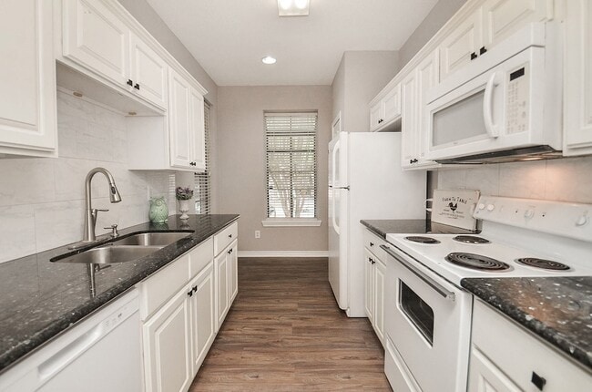 Building Photo - 2255 Braeswood Park Dr