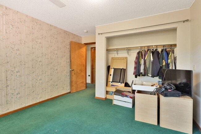 Building Photo - Preleasing Now! Available early August! 7 Bed, 2.5 Bath House!