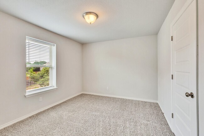 Building Photo - 701 Hays Hill Dr