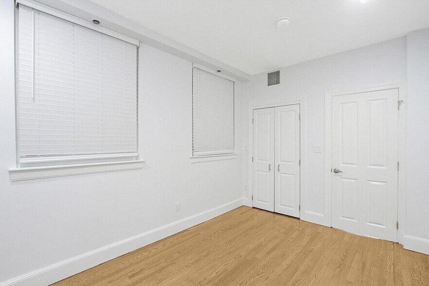 Building Photo - 136 Boylston St
