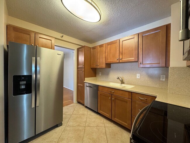 Building Photo - Luxurious Double Suite Condo With 2 Full Baths and Sunroom In Desired Belvedere Condominiums