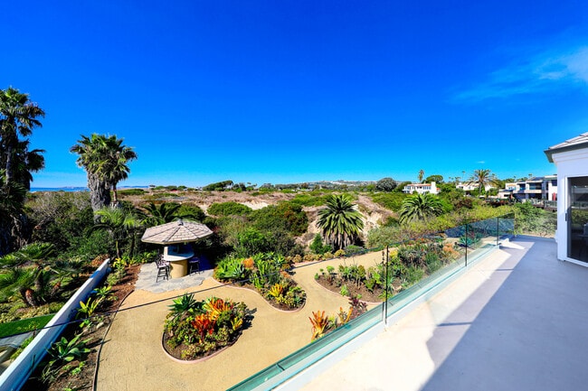 Building Photo - 3811 Vista Blanca