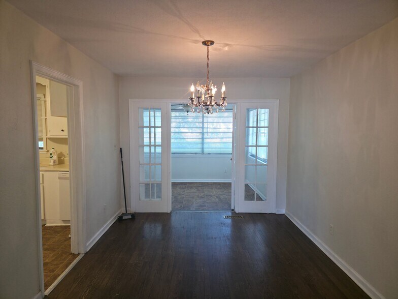 Building Photo - 626 Columbus Dr