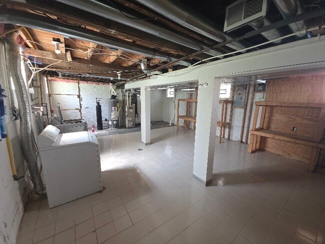 Building Photo - 335 River St