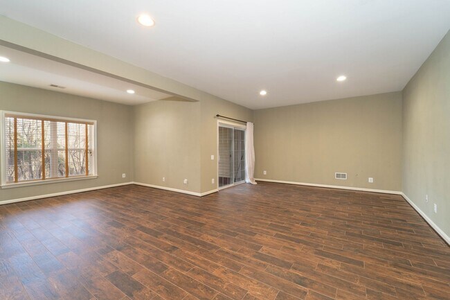 Building Photo - Updated Faircrest 4 BD 3.5 BA Townhome