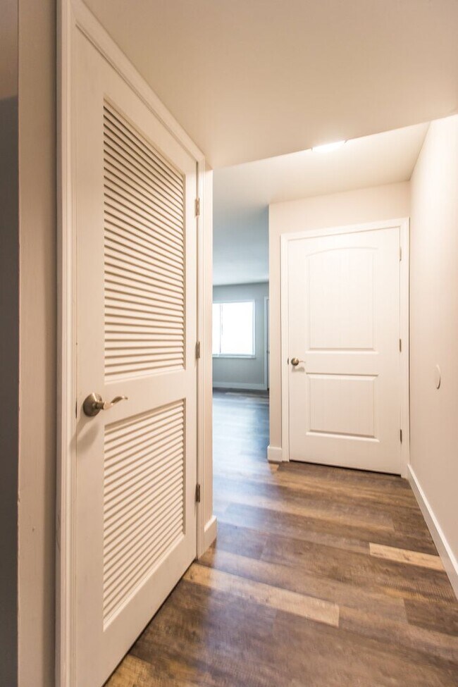 Building Photo - 2338 Vaek Dr