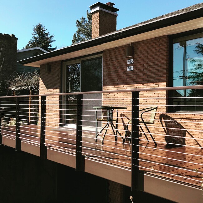 front deck - 703 SE 70th Ave