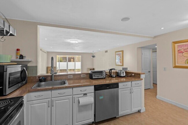 Building Photo - 300 NE 26th Ave