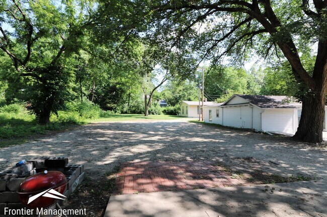 Building Photo - 1010 Ratone St