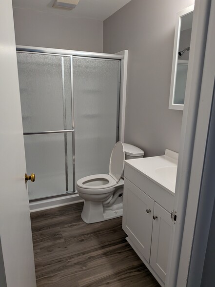 Full Bath - 2863 Cedar Hill Rd