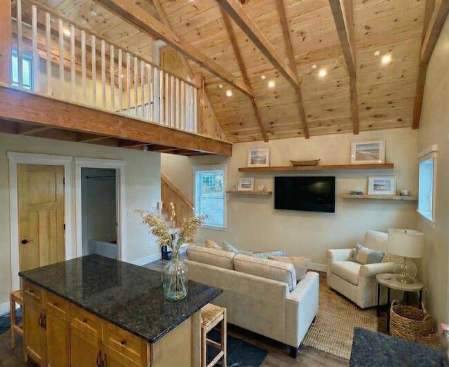 Building Photo - 28 Emerald Ave