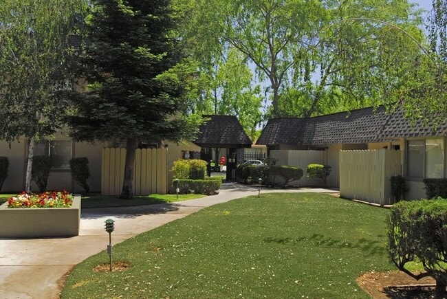Building Photo - 7007 Inglewood Ave