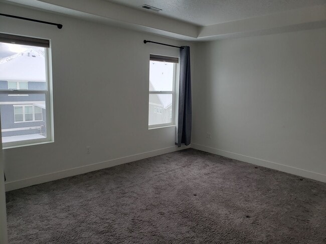 Building Photo - Trails and more at this Harvest Park Home in Mapleton!!