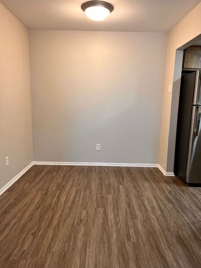 Building Photo - 1043 Scarborough Ct