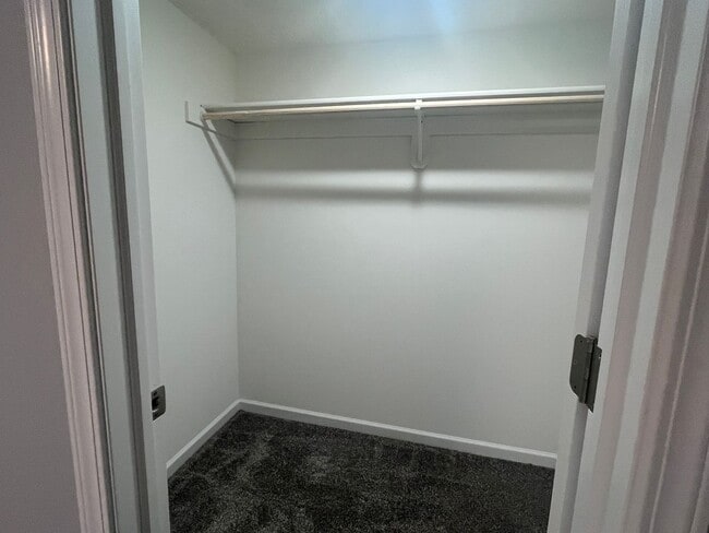 Building Photo - Four Bedroom For Rent!