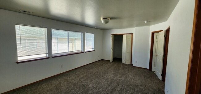 Building Photo - 1326 S Skyline Dr