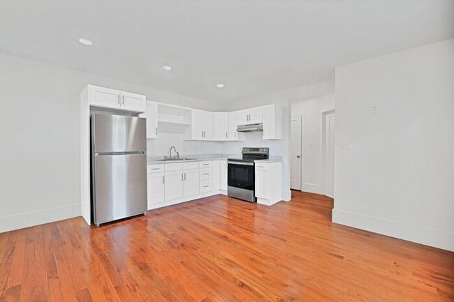 Building Photo - Renovated 2 Bedroom in Downtown Victorian Complex