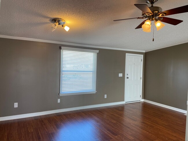 Building Photo - Newly Renovated 3 Bed, 2 Bath