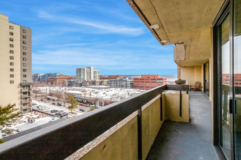 Building Photo - 400 Madison St