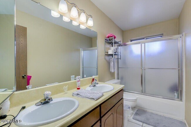 Building Photo - 1536 E Gemini Dr