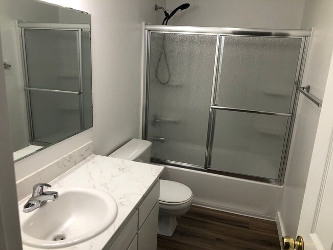 Building Photo - Updated single level 2 bedroom 1 bath duplex in Springfield!