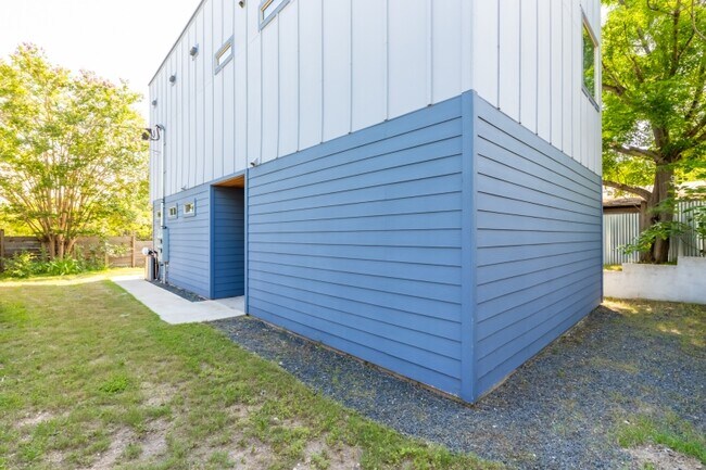 Building Photo - 2014 E 9th St