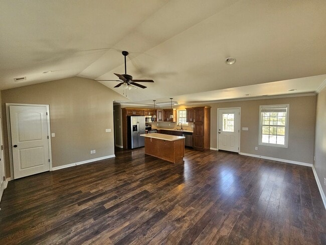 Building Photo - 3 Bedroom, 2 Bath home.