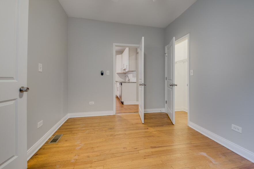 Building Photo - 5039 W Cullom Ave