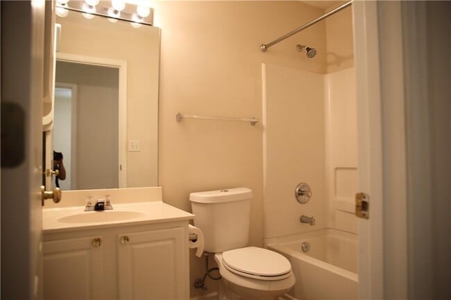 Building Photo - 5454 Medlock Corners Dr