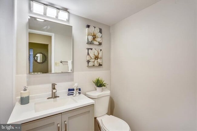 Building Photo - 4 Monroe St